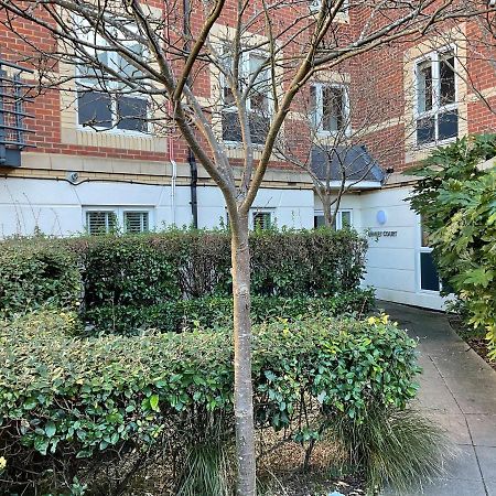 Апартаменти Modern 2 Bed Apt In Egham High Street, With Private Parking And Wifi Екстер'єр фото