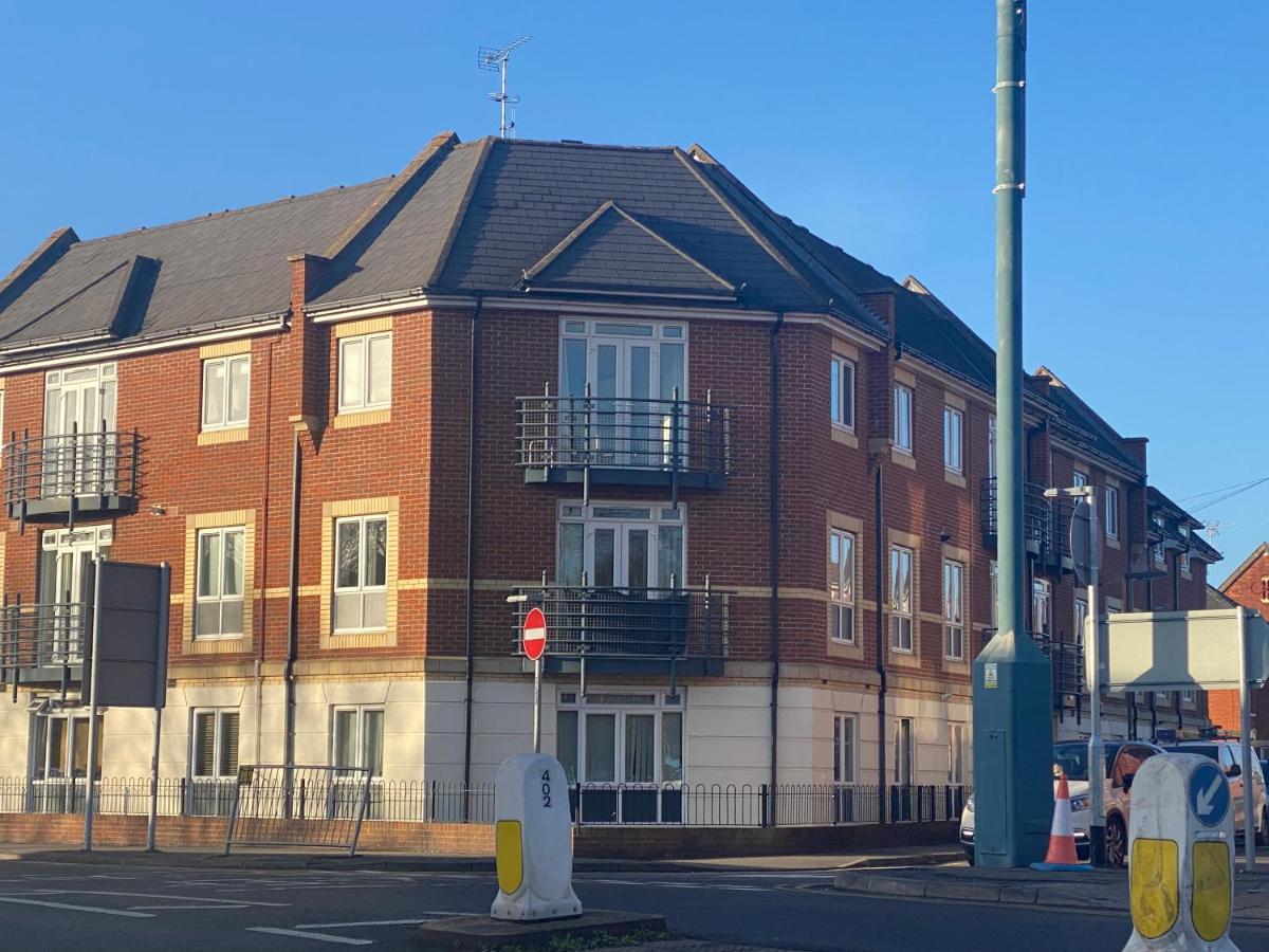 Апартаменти Modern 2 Bed Apt In Egham High Street, With Private Parking And Wifi Екстер'єр фото