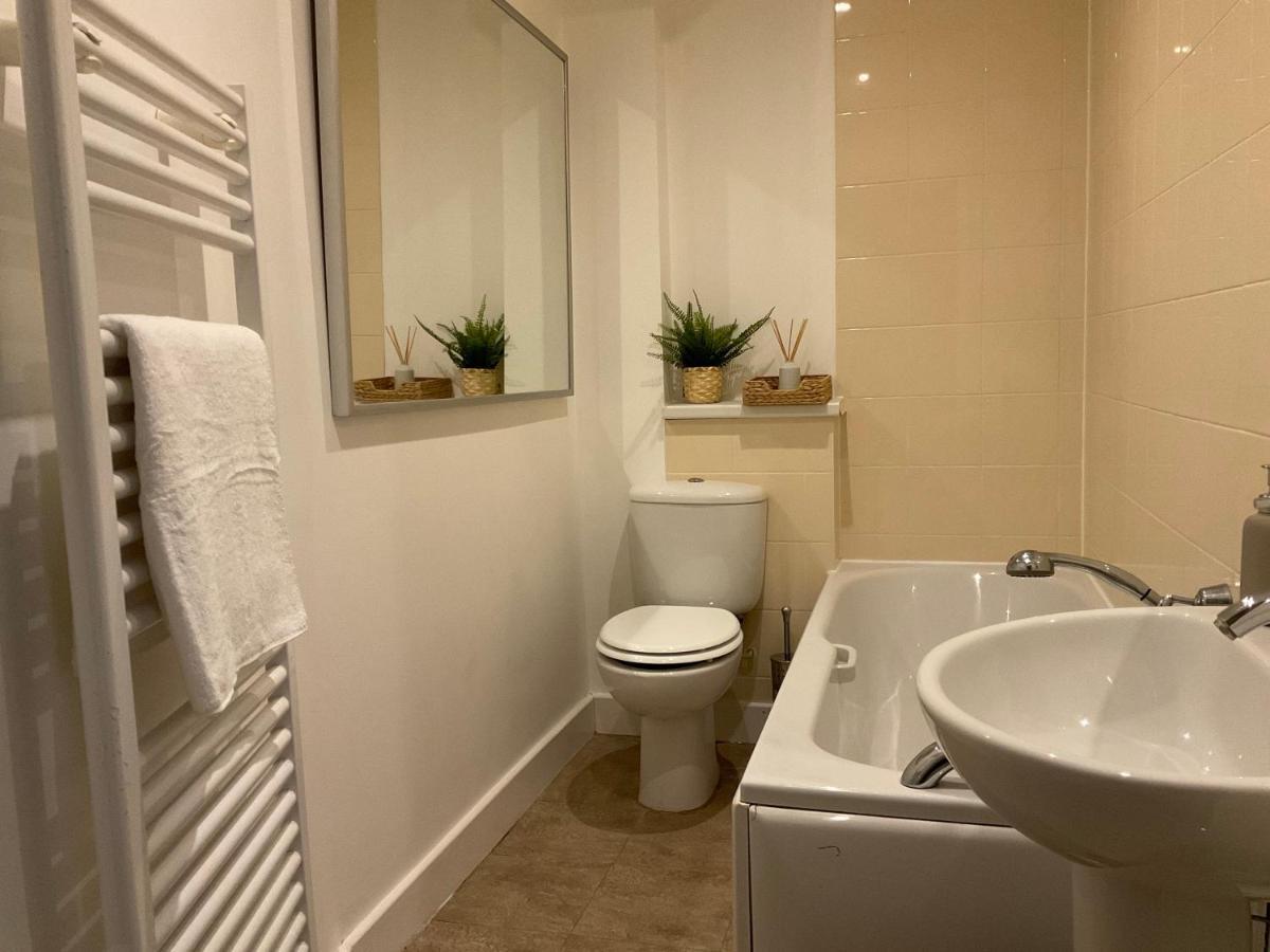 Апартаменти Modern 2 Bed Apt In Egham High Street, With Private Parking And Wifi Екстер'єр фото