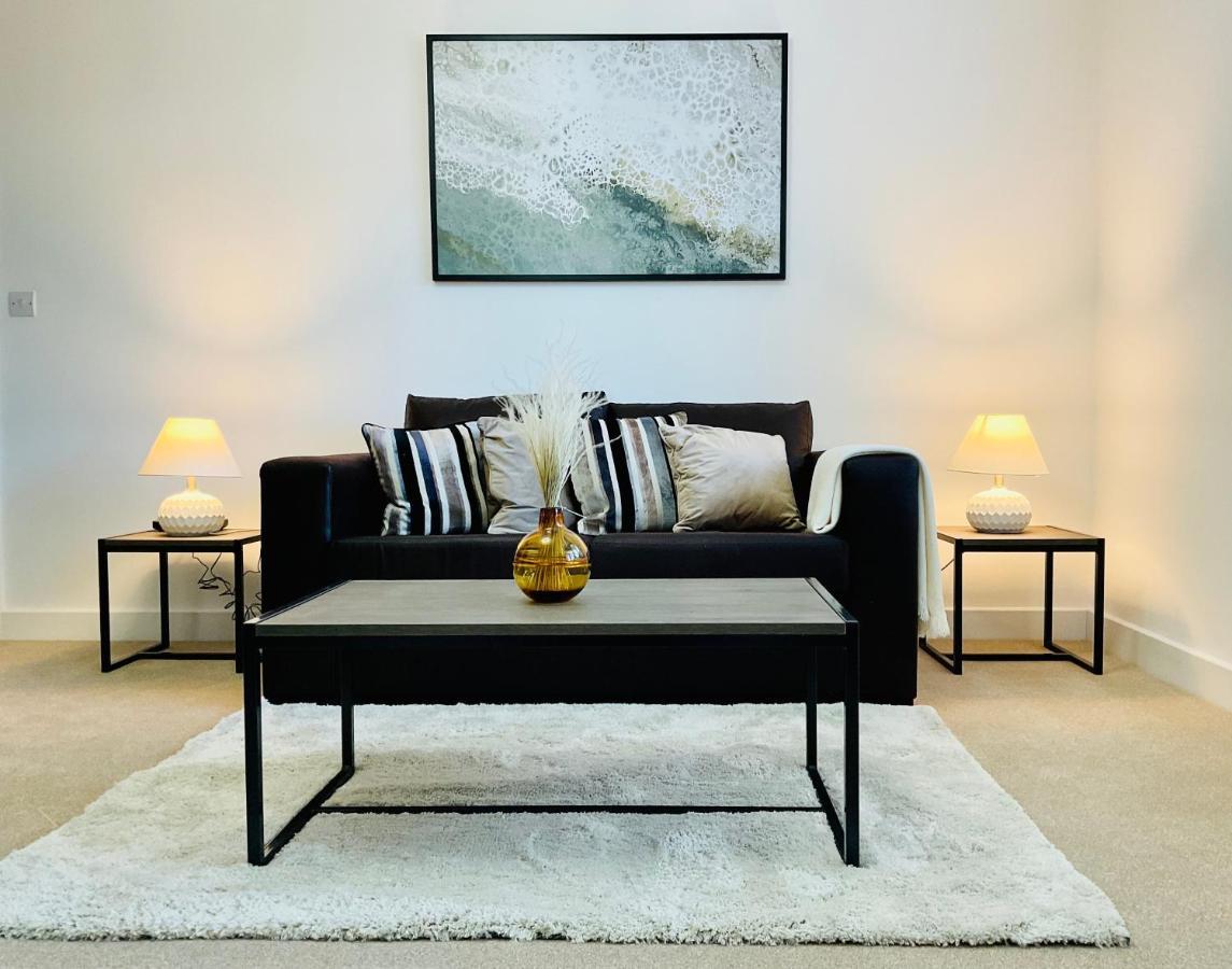 Апартаменти Modern 2 Bed Apt In Egham High Street, With Private Parking And Wifi Екстер'єр фото