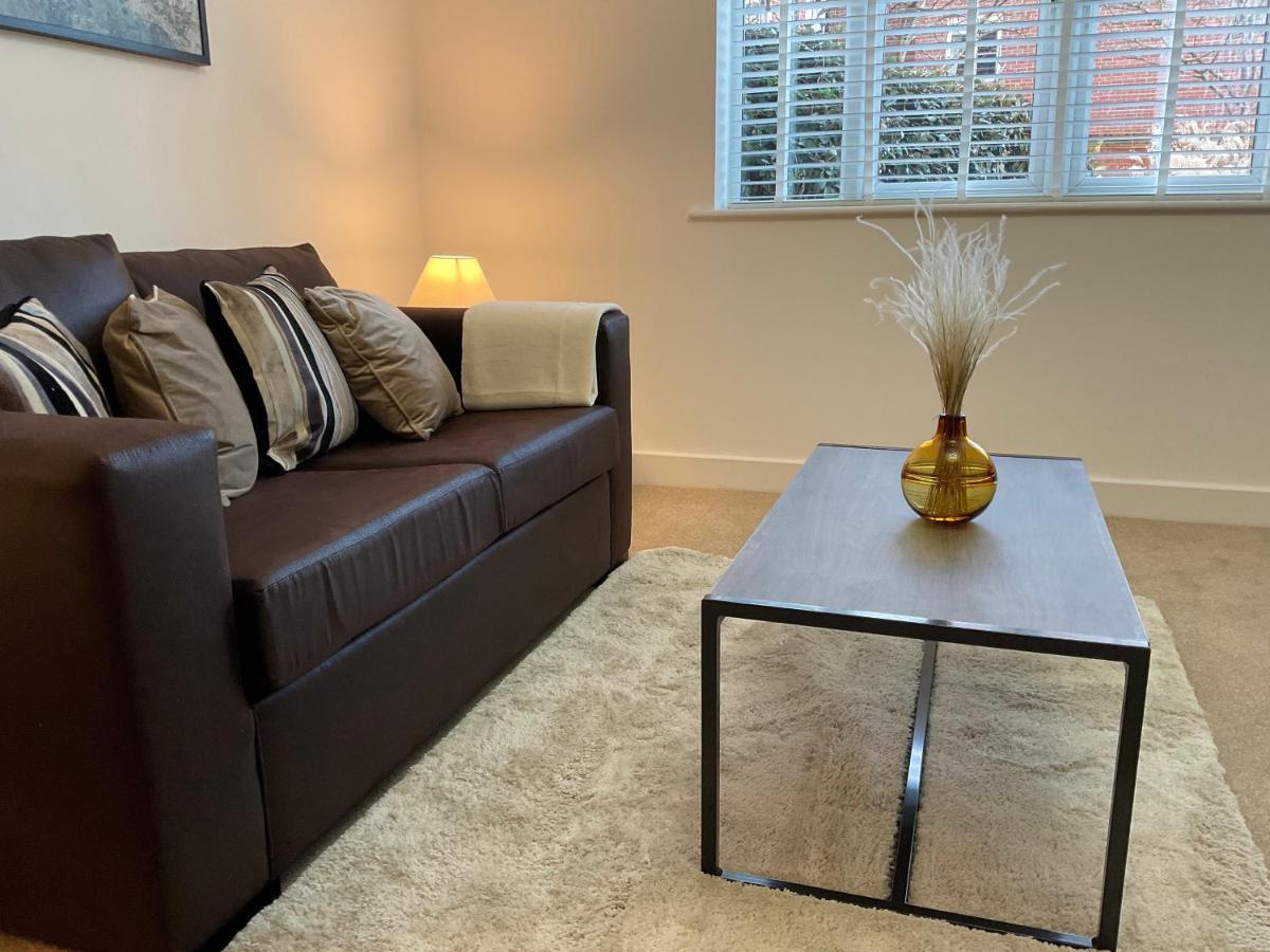 Апартаменти Modern 2 Bed Apt In Egham High Street, With Private Parking And Wifi Екстер'єр фото