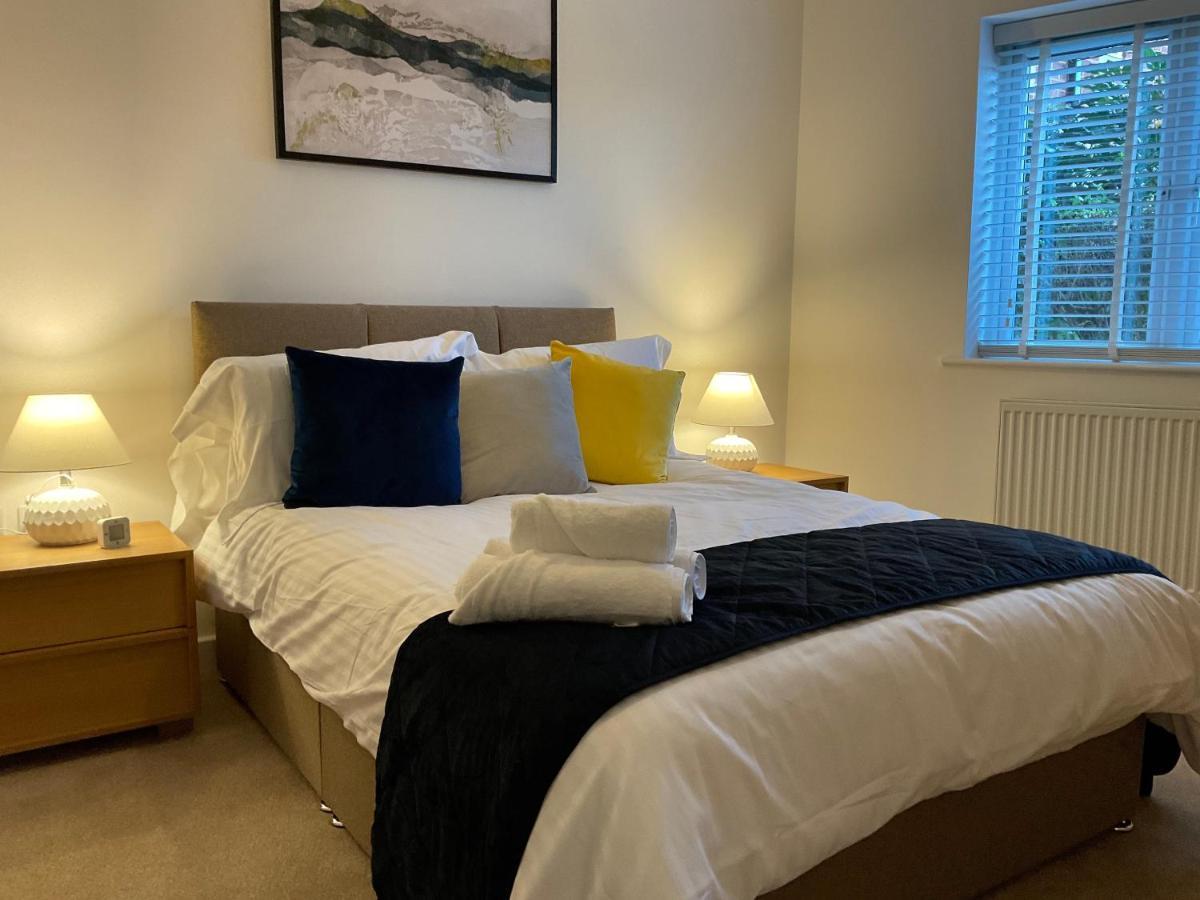 Апартаменти Modern 2 Bed Apt In Egham High Street, With Private Parking And Wifi Екстер'єр фото