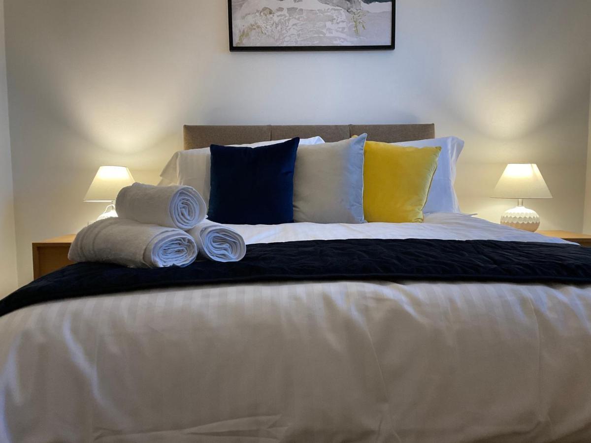 Апартаменти Modern 2 Bed Apt In Egham High Street, With Private Parking And Wifi Екстер'єр фото