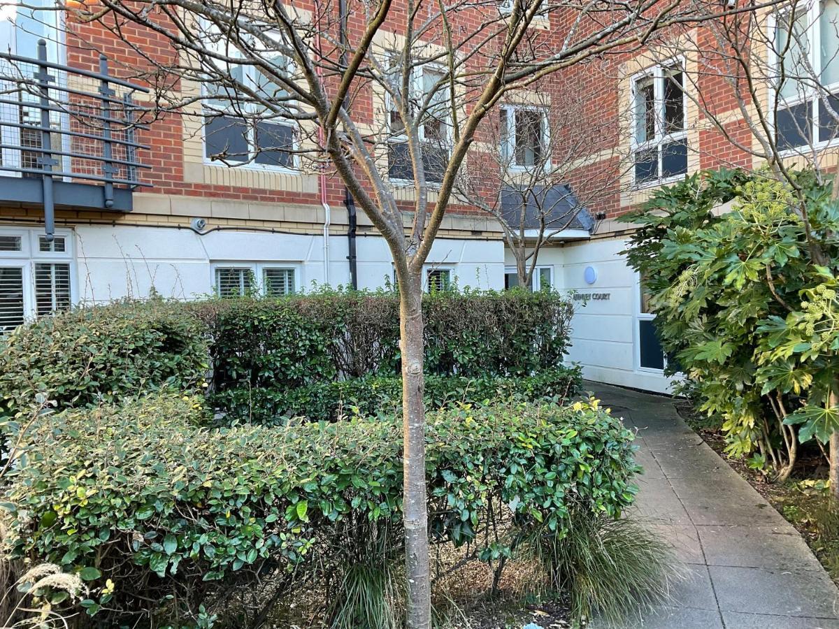 Апартаменти Modern 2 Bed Apt In Egham High Street, With Private Parking And Wifi Екстер'єр фото