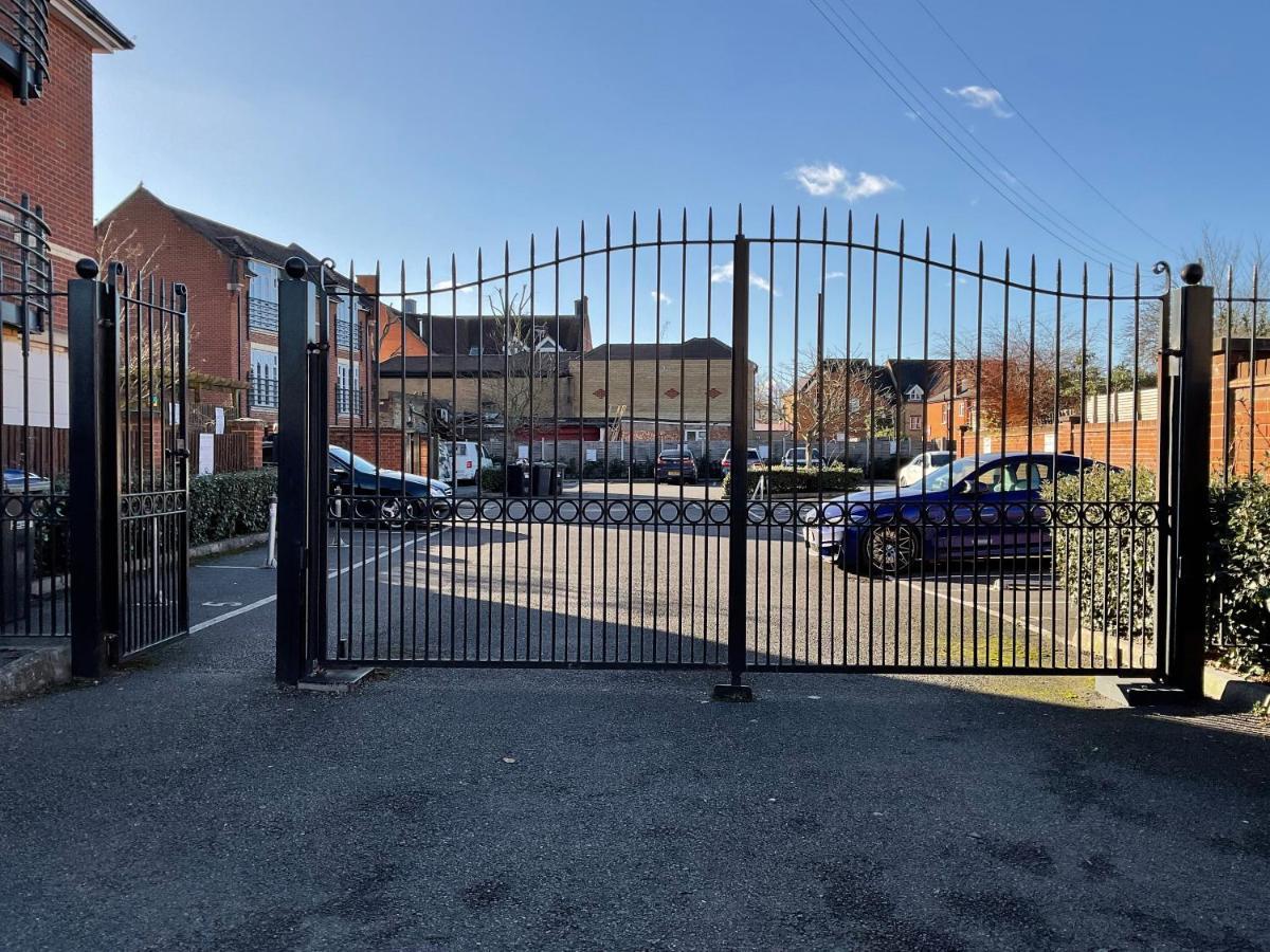 Апартаменти Modern 2 Bed Apt In Egham High Street, With Private Parking And Wifi Екстер'єр фото